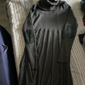 I’m selling a CALVIN KLEIN dress for 10$ the original price is $99.00.